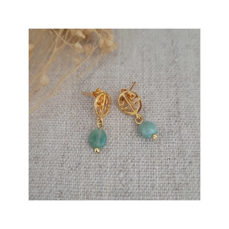 Boucles d'oreilles percées motif rond et pierre naturelle de couleur. 
