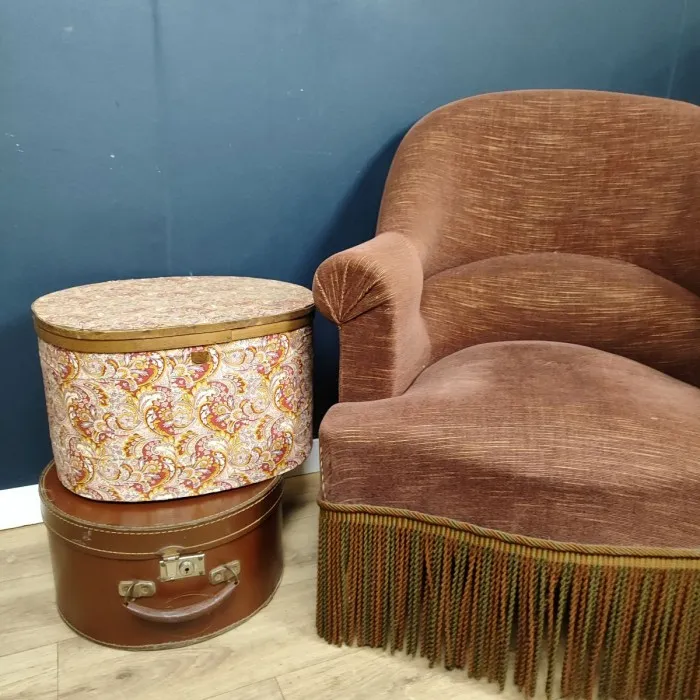 Fauteuil crapaud en velours marron à franges - Le palais des bricoles