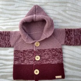 Gilet, paletot , 3/6 mois ,veste à capuche bébé 100% acrylique certifié oekotex tricoté à la main au point mousse