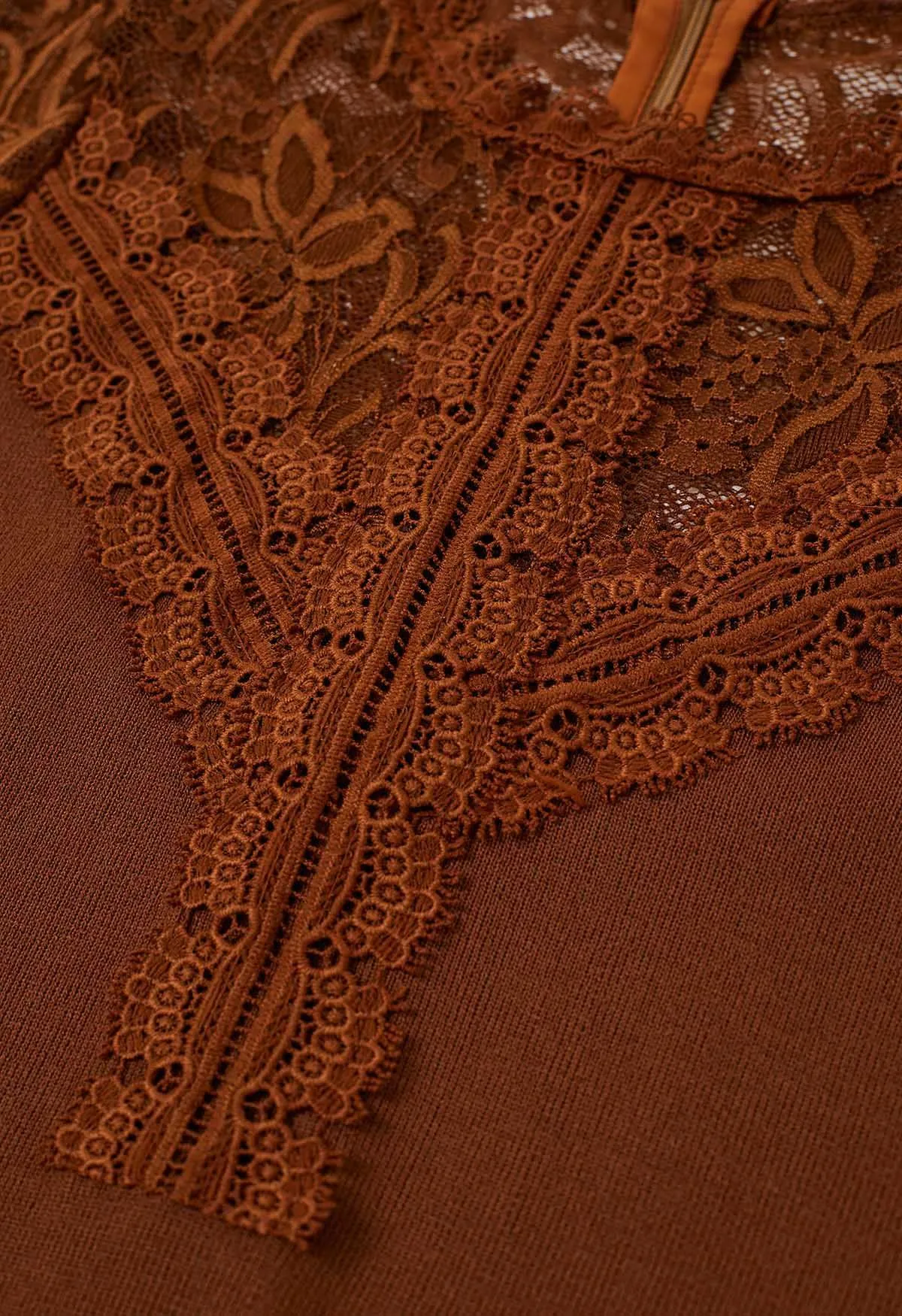 Haut en tricot épissé en dentelle florale éthérée en caramel