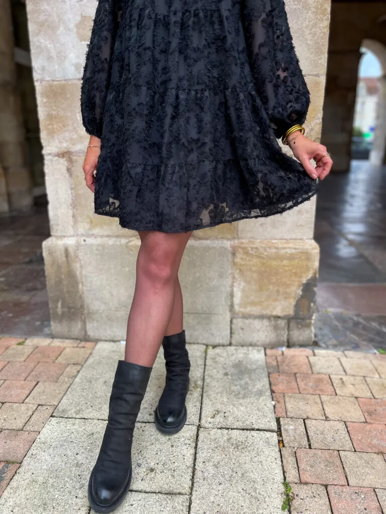Iris robe noire à plumetis