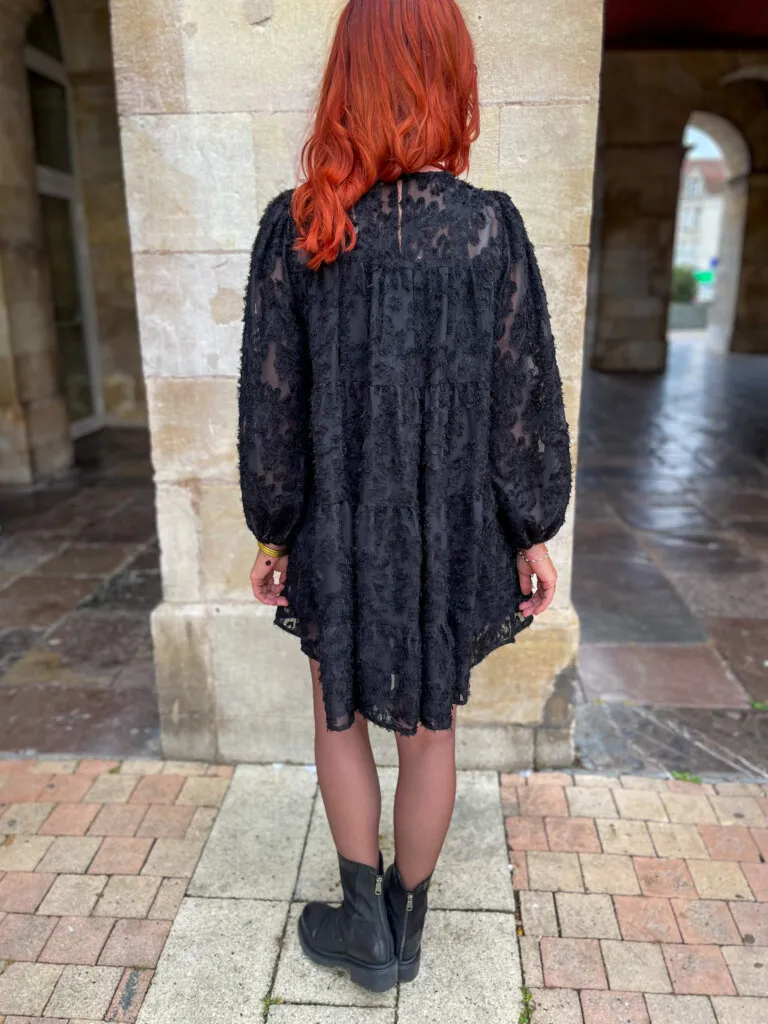Iris robe noire à plumetis