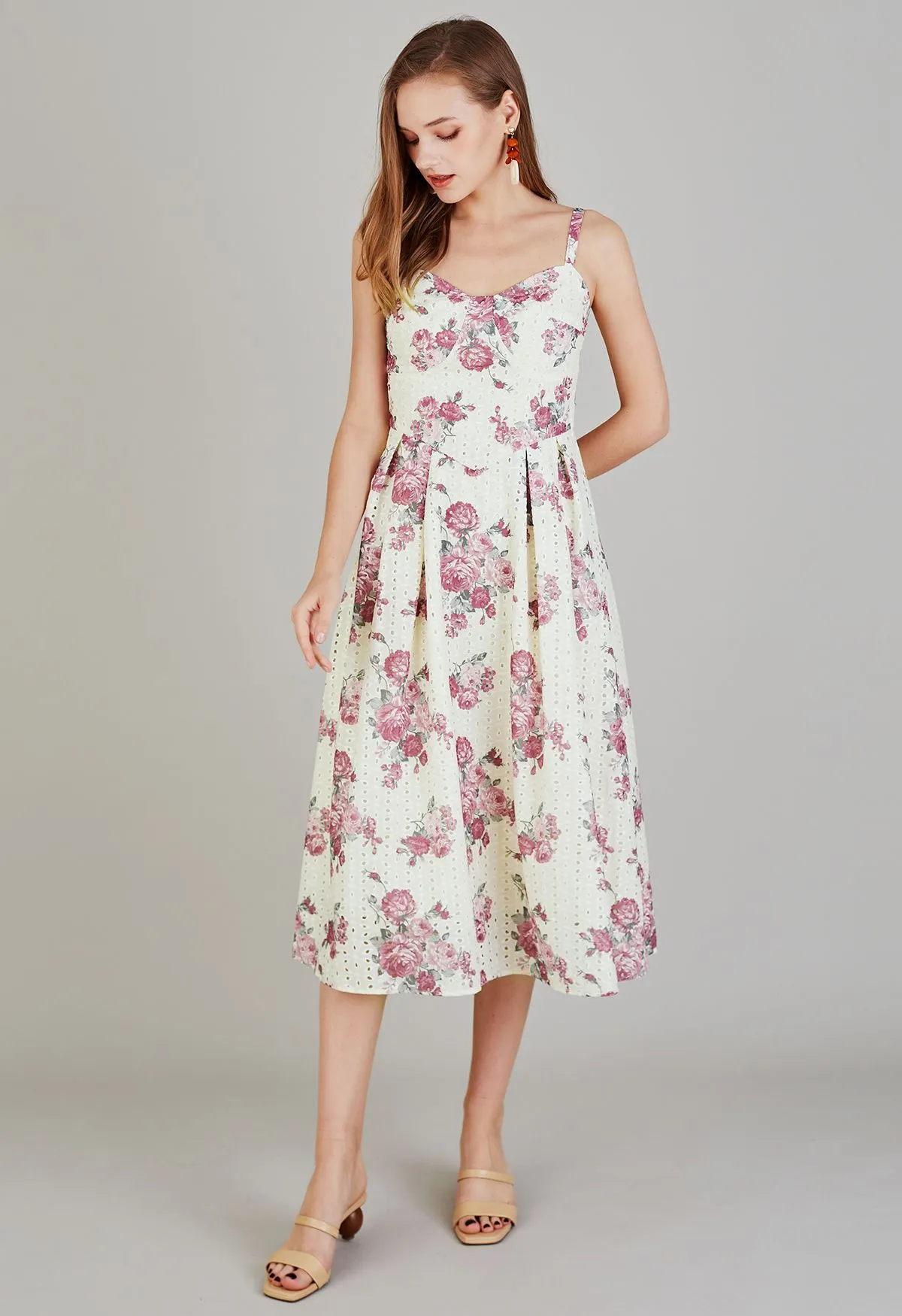 Robe camisole à œillets brodée de fleurs mauve