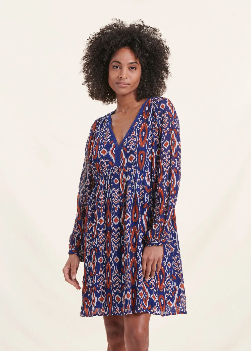 Robe courte bleue en voile imprimé manches longues
