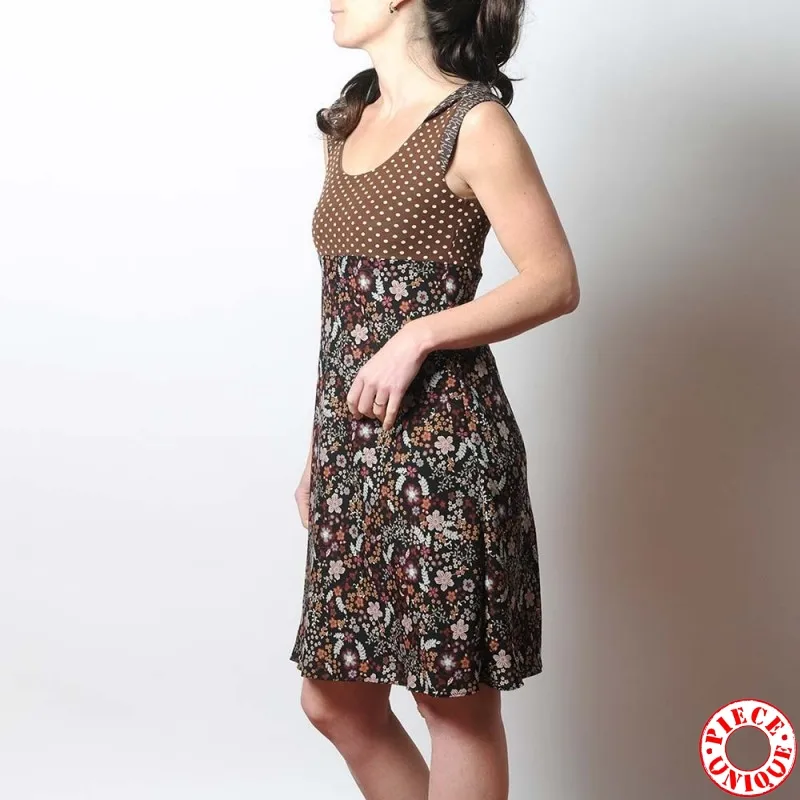 Robe marron sans manches, fleurs et pois, col dos en pointe